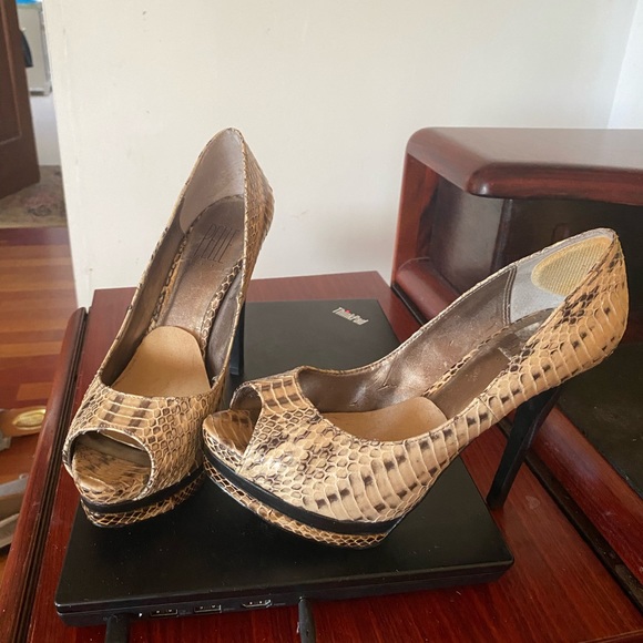 Pelle moda peep toe python leather. 5” heels 1” platform. - Picture 4 of 5